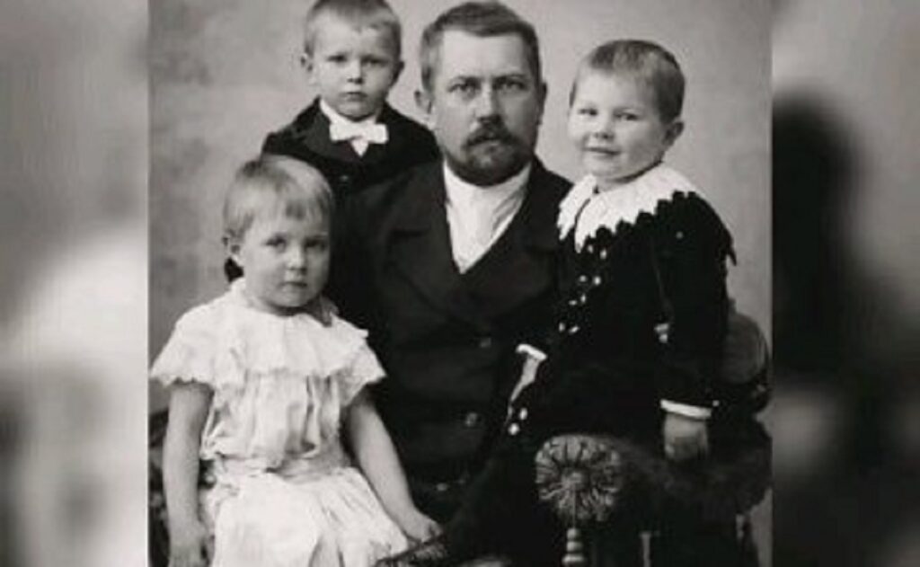 En la foto, Thomas Brennan y sus hijos adoptivos