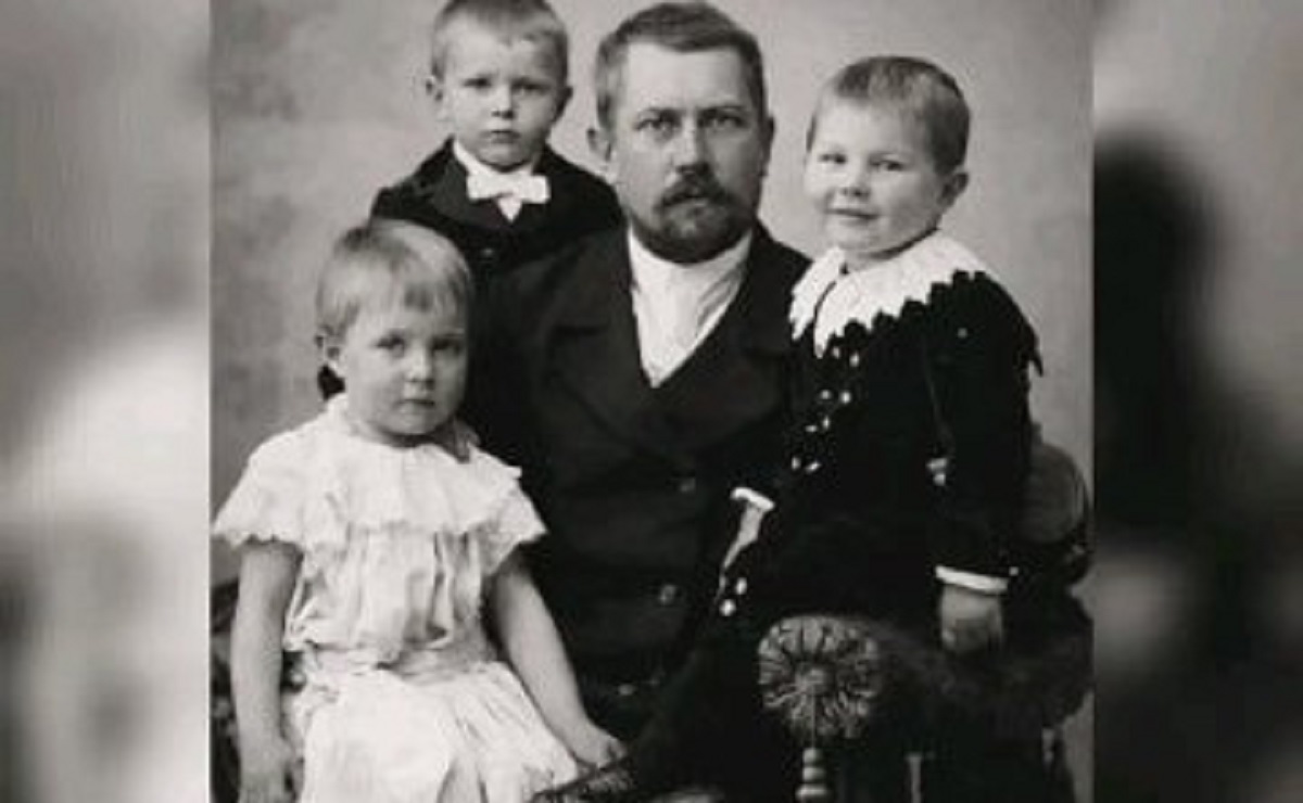 En la foto, Thomas Brennan y sus hijos adoptivos