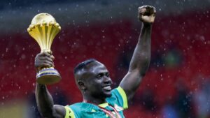 En la foto, Sadio Mané levanta la Copa Africa de Naciones