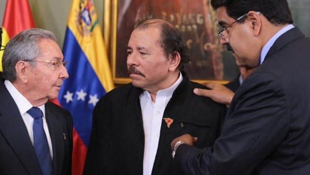 El temblor del Caribe: cuando el cómplice ve caer al jefe 5 En la foto, Raúl Castro, Daniel Ortega y Nicolás Maduro