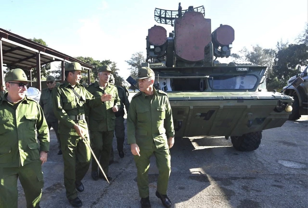 En la foto, el presidente y generales en escena