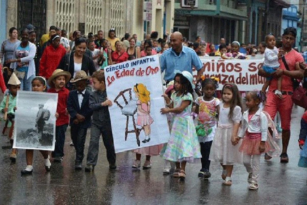 En la foto, de archivo, niños hacia la plaza con sus padres