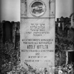 En la foto, la tumba de Adolf Hittler