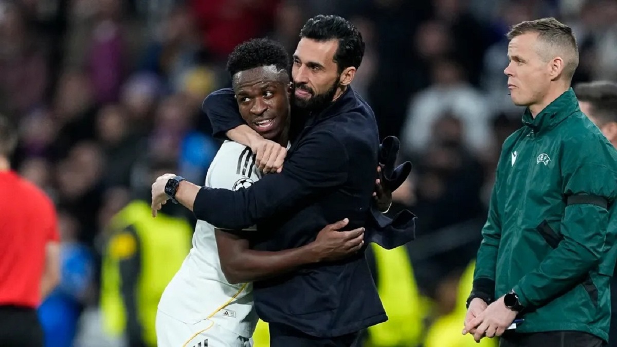En la foto, momento del abrazo entre Arbeloa y Vinicius Junior