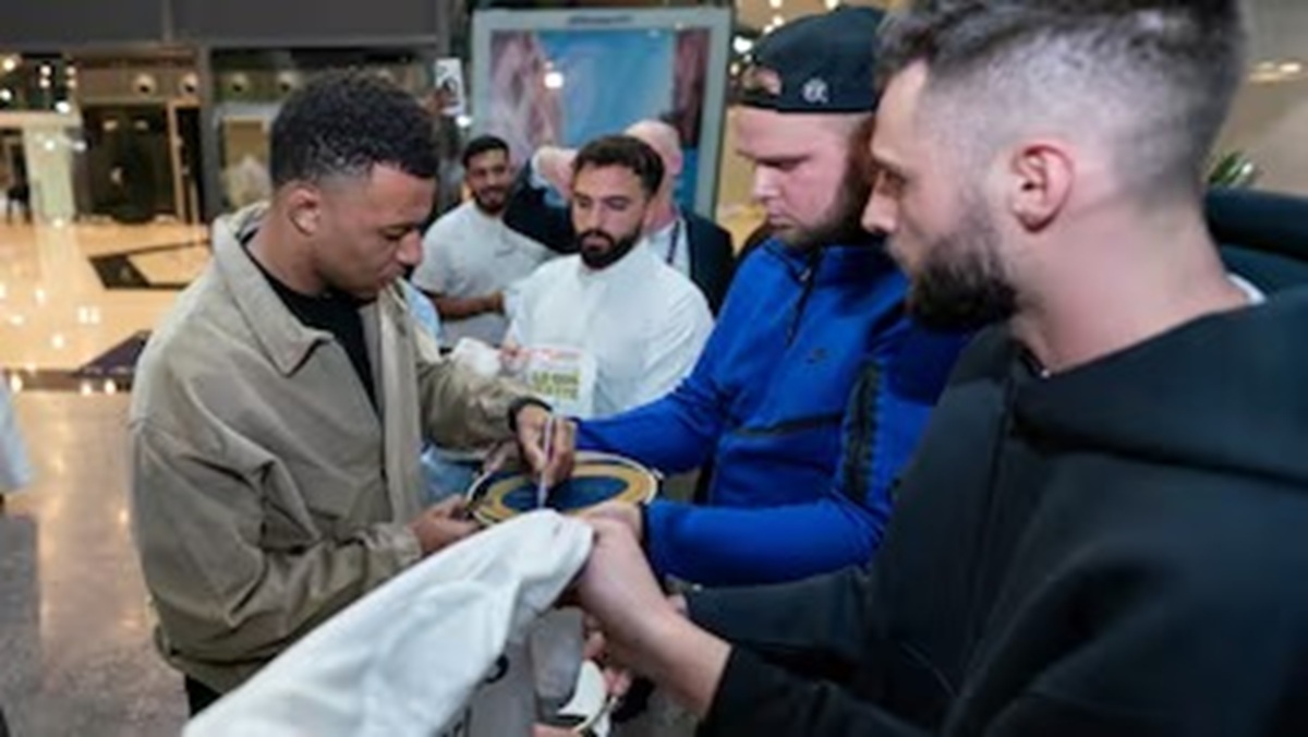 En la foto,Mbappé firma autógrafos al llegar a Yeda