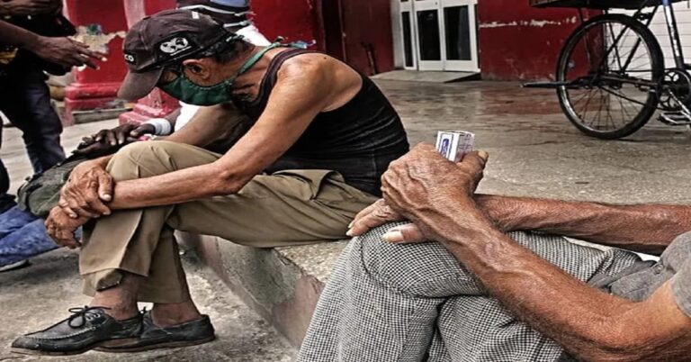 En la foto, ancianos hambrientos en Cuba