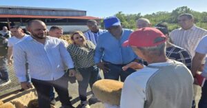 En la foto, Valdés Mesa evalúa producción de esponjas en Villa Clara