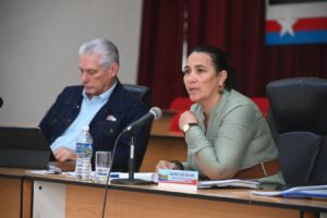 En la foto, Díaz-Canel y la primera secretaria del PCC en Granma durante el pleno en Bayamo
