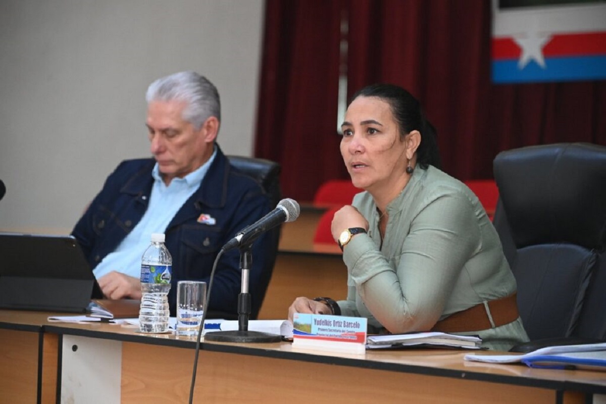 En la foto, Díaz-Canel y la primera secretaria del PCC en Granma durante el pleno en Bayamo