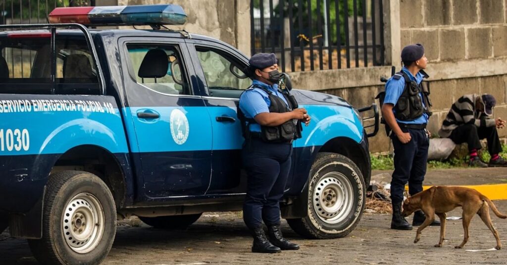 La paranoia es un delito: el régimen de Managua detiene al fantasma de su propio miedo 4 En la foto, policía nicaragüense