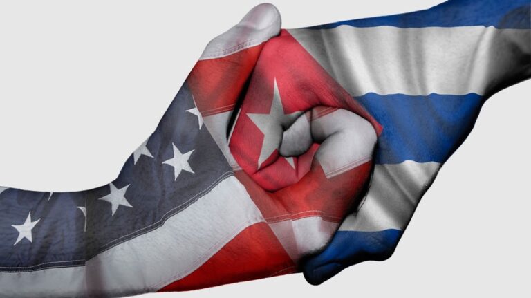 En la foto,d, representando las banderas de Cuba y EEUU