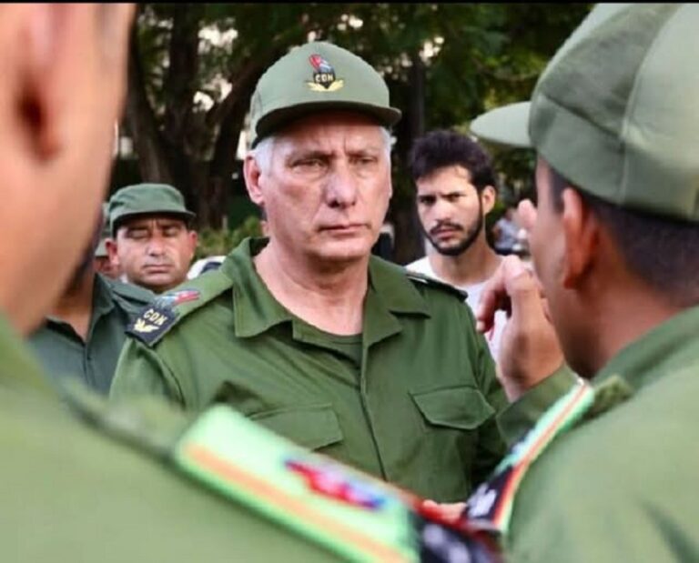 En la foto, Díaz-Canel en un ejercicio militar
