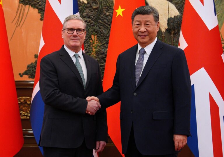En la foto, Starmer y Xi Jinping en Pekín