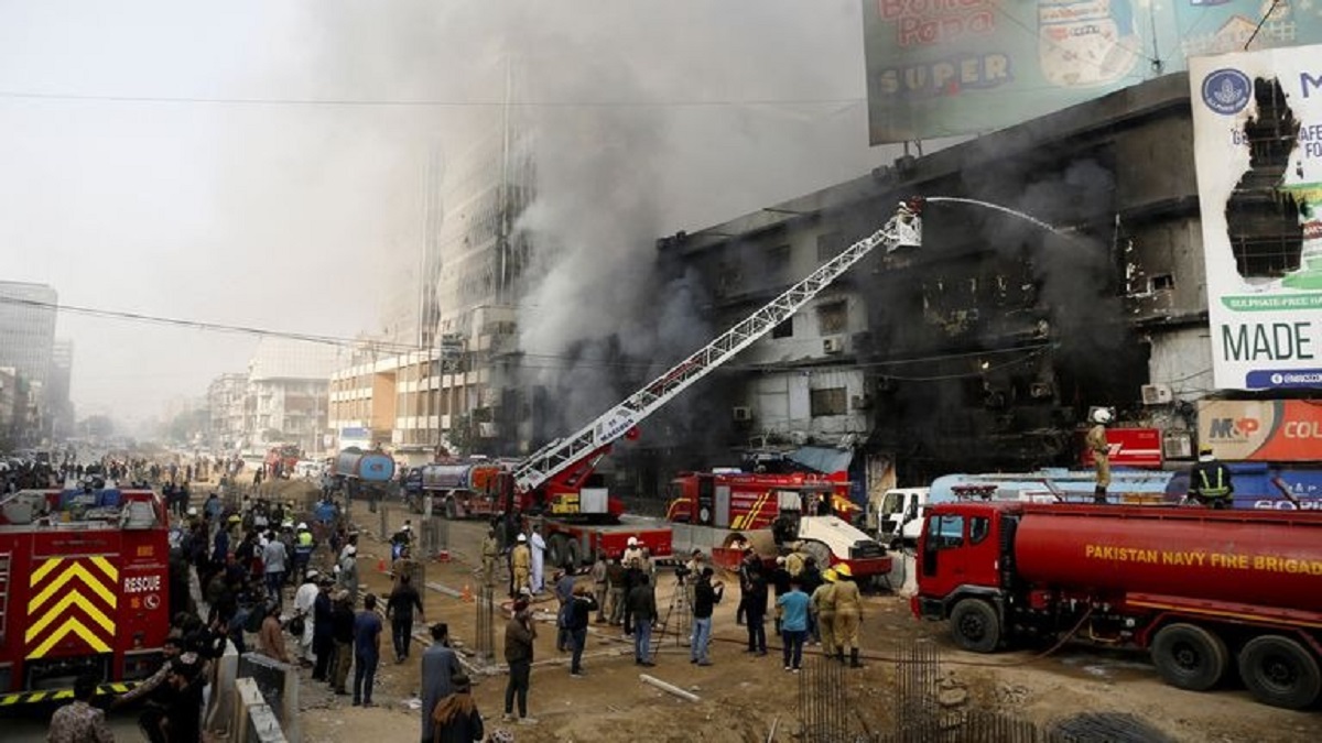 En la foto, Centro Comercial incendiado en Karachi