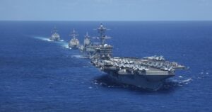 En la foto, el portaviones Abraham Lincoln y parte de la flota estadounidense cerca de Irán