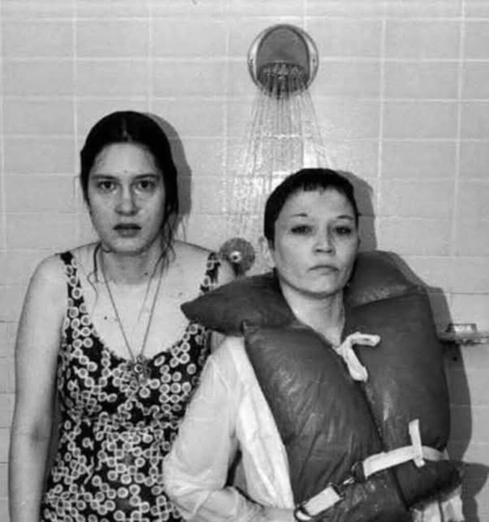 En la foto, dos de los participantes en el experimento