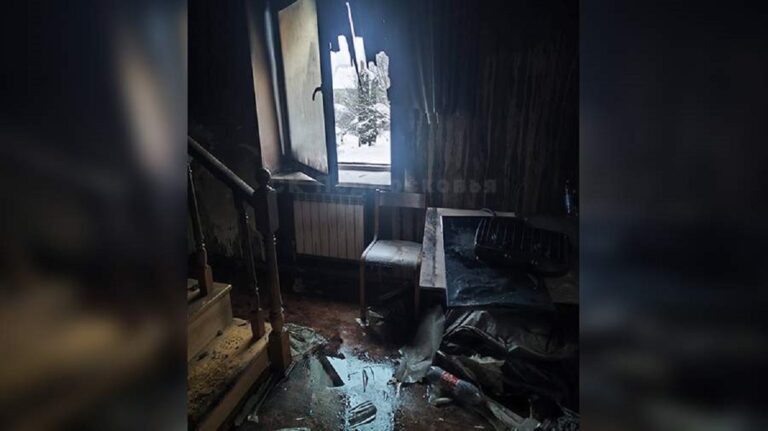 En la foto, el interior del hostal tras el incendio
