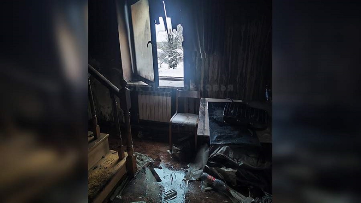 En la foto, el interior del hostal tras el incendio