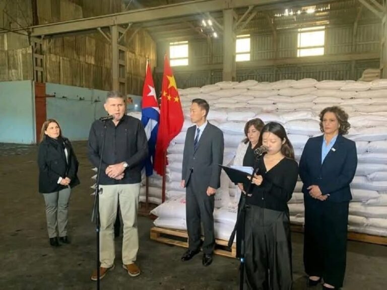 En la foto, China entrega una donación de arroz y el castrismo aprovecha