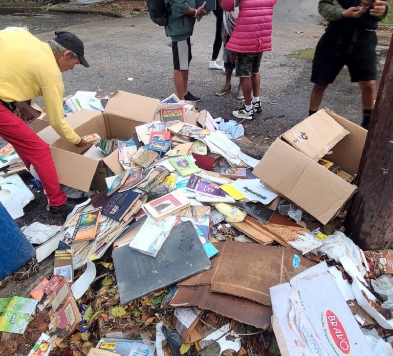 En la foto, libros abandonados en una calle de La Habana