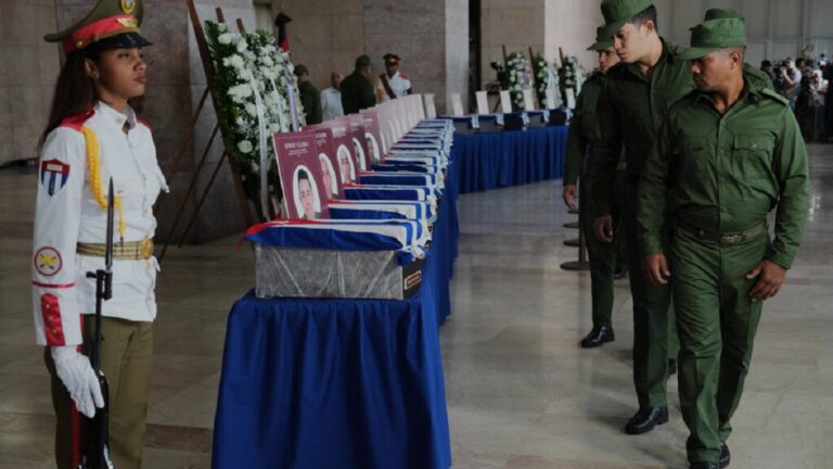 En la foto, militares cubanos rinden honores a su compatriotas muertos en Venezuela
