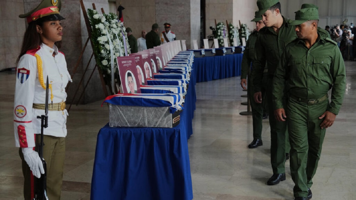 En la foto, militares cubanos rinden honores a su compatriotas muertos en Venezuela