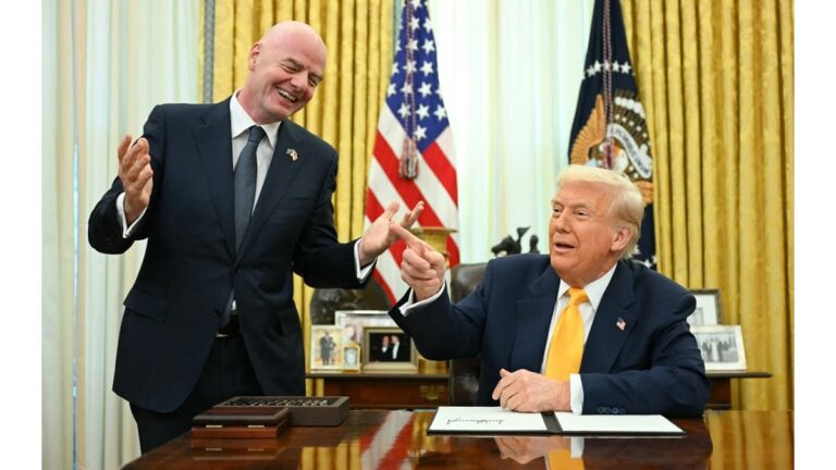 En la foto, Donald Trump y Gianni Infantino
