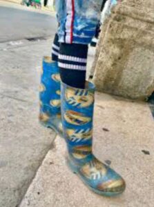 En la foto, botas de goma, último grito de la moda en Cuba