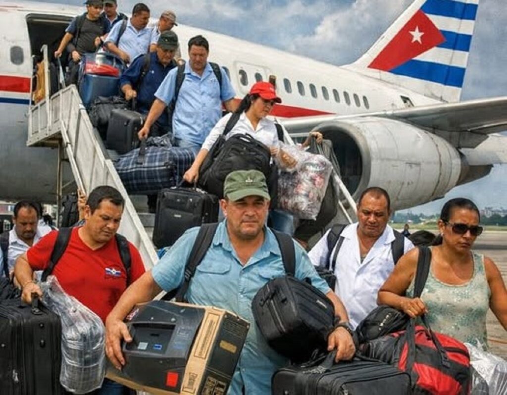En la foto, cubanos regresan al país cargados de pacotilla
