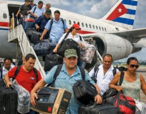En la foto, cubanos regresan al país cargados de pacotilla