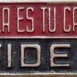 En la foto, un letrero que dice: Esta es tu casa Fidel