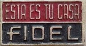 En la foto, un letrero que dice: Esta es tu casa Fidel