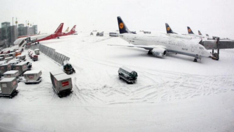 En la foto, imágenes del aeropuerto de Fráncfort