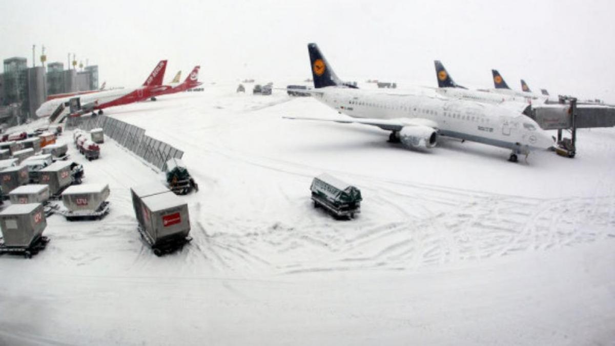 En la foto, imágenes del aeropuerto de Fráncfort