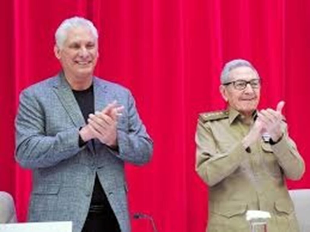 En la foto, Díaz-Canel y Raúl Castro