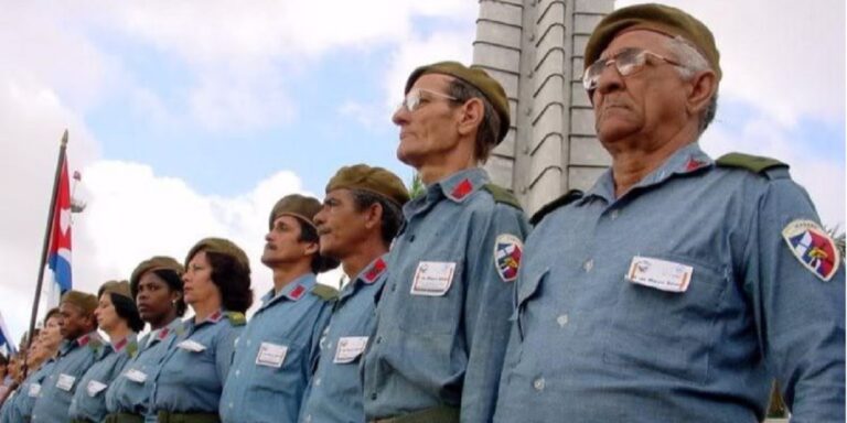 En la foto, milicianos con los que cuenta el régimen castrista