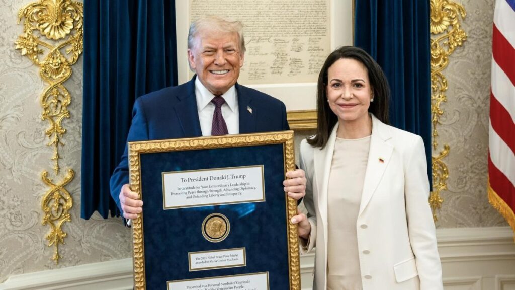 Trump advierte que al no lograr el Nobel 'ya no se siente obligado a pensar solo en paz' 6 En la foto, momento en que María Corina Machado entrega su medalla del Nobel de la Paz a Donald Trump