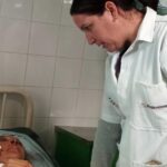 En la foto, una doctora atiende a uno de los heridos en el accidente