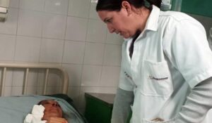 En la foto, una doctora atiende a uno de los heridos en el accidente