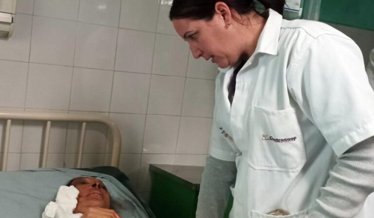 En la foto, una doctora atiende a uno de los heridos en el accidente