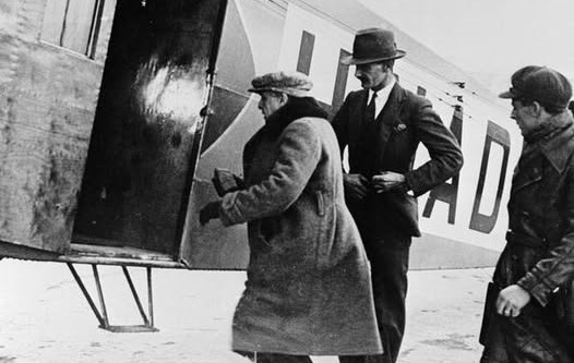 En la foto, Alfred Loewenstein sube por última vez a su avión