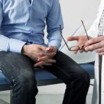 En la foto, un hombre en una consulta médica