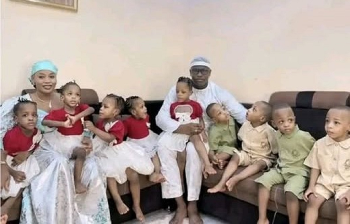 En la foto, los nueve hermanos con sus padres