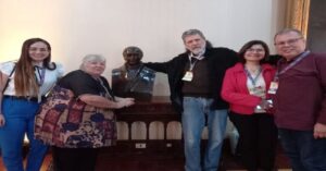 En la foto, la segunda a la izquierda, Aleida Guevata