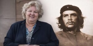 En la foto, la hija del Che Guevara y una imagen del padre