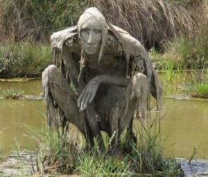 En la foto, una figura que recuerda a los habitantes del campo de concentración