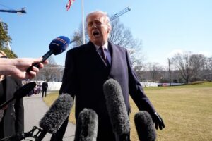 En la foto, Trump cuando anuncia la toma amistosa d ela isla de Cuba