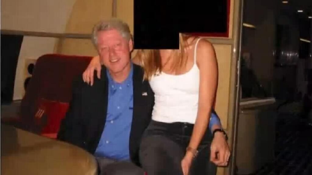 Expertos de la ONU: los archivos de Epstein revelan posibles crímenes de lesa humanidad 5 En la foto, el expresidente de EEUU Bill Clinton cn una chica sentada en sus piernas