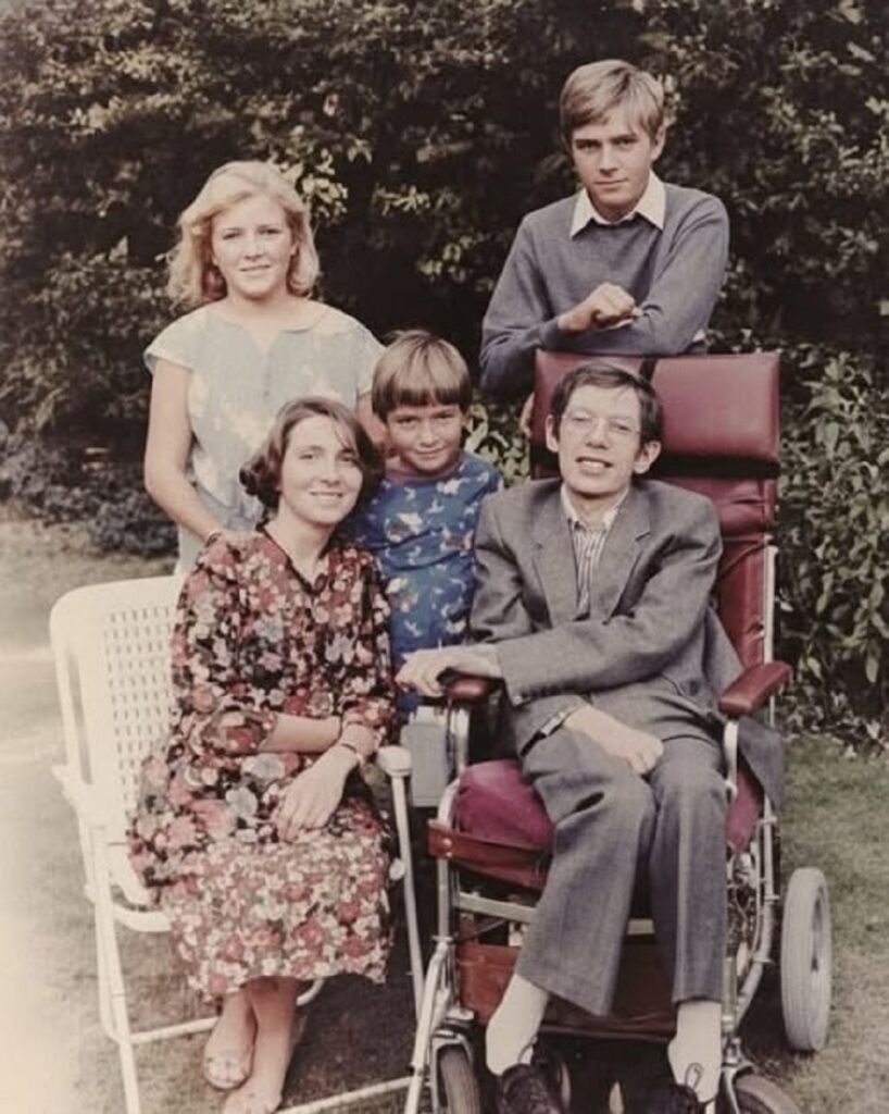 En la foto, Stephen Hawking , Jane Wilde y los hijos de ambos