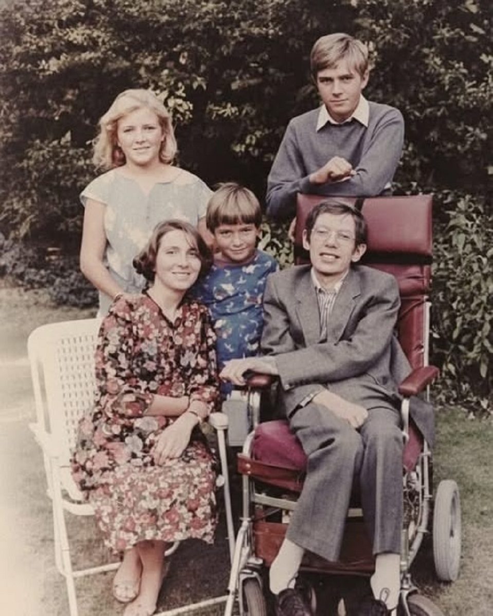 En la foto, Stephen Hawking , Jane Wilde y los hijos de ambos